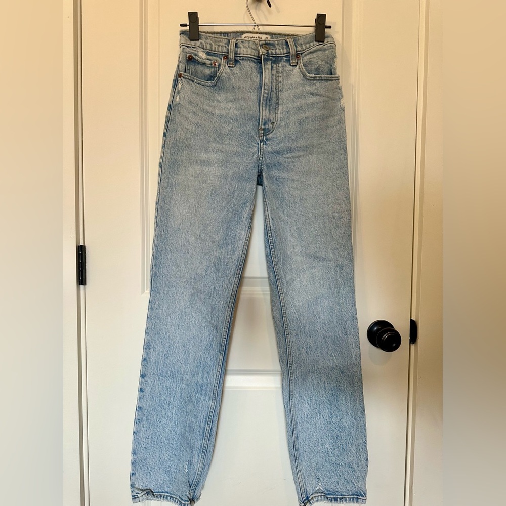 Abercrombie Ultra High Rise 90s Straight Jean Light Wash